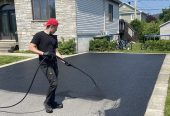Protégez votre entrée en asphalte avec un scellant au bitume.