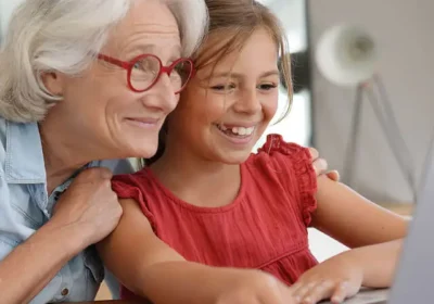 candid-laptop-glasses-ng-1wh-glasses-ng-grandmother-granddaughter-1off-640